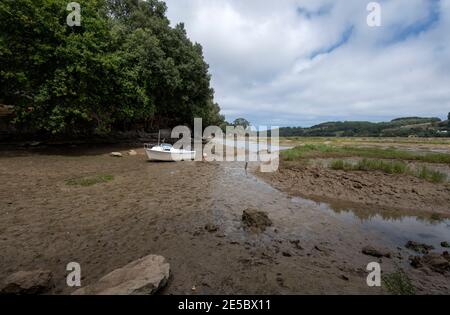 Boot bei Ebbe auf Grund laufen Stockfoto
