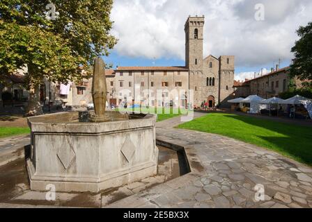 Michelangelo Platz und Abtei San Salvatore in Abbadia San Salvatore, Toskana, Italien Stockfoto
