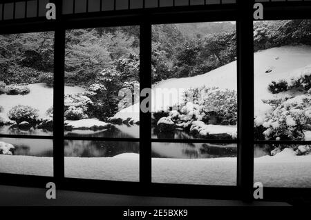 Schöner verschneite japanische Zen-Garten von innen gesehen ein Panorama Fensterraum im Winter Stockfoto