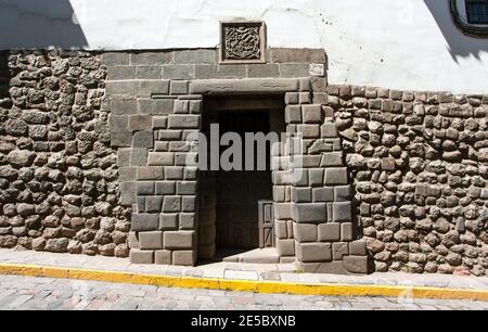 Zwölf Winkel Stein, schöne schmale Straße und Gebäude Wand im Zentrum von Cusco oder Cuzco Stadt, Peru Stockfoto