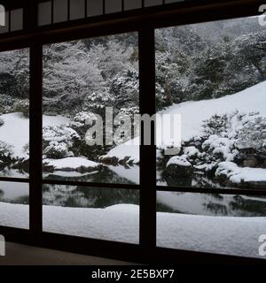 Schöner verschneite japanische Zen-Garten von innen gesehen ein Panorama Fensterraum im Winter Stockfoto