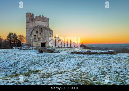 Donnington Castle im Winter Frost und Schnee bei Sonnenaufgang, Newbury, Berkshire, England, Großbritannien, Europa Stockfoto