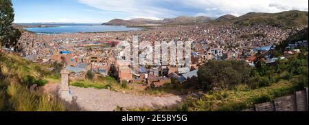 Puno Stadt und Titicaca See Panoramablick auf peruanische Stadt Stockfoto