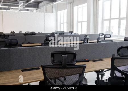 Interieur des modernen Coworking Space ohne Menschen, mit Tischen und Stühlen Stockfoto