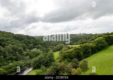 Blick von der Spitze des Staudamms am Wimbleball Lake In Somerset Stockfoto