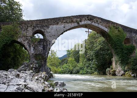 Römische Brücke in Cangas de Onis Stockfoto