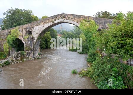 Römische Brücke in Cangas de Onis Stockfoto