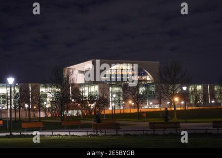 Berlin, Deutschland. Januar 2021. Das Bundeskanzleramt ist am Abend hell erleuchtet. Quelle: Jörg Carstensen/dpa/Alamy Live News Stockfoto