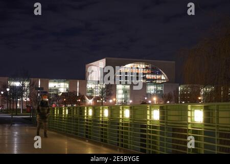 Berlin, Deutschland. Januar 2021. Das Bundeskanzleramt ist am Abend hell erleuchtet. Quelle: Jörg Carstensen/dpa/Alamy Live News Stockfoto