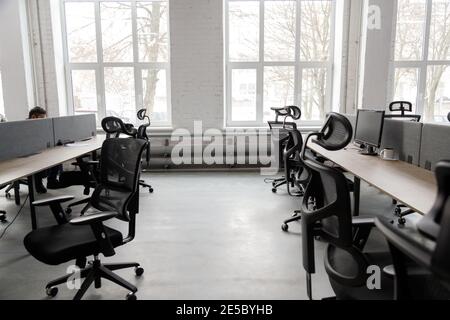 Interieur des modernen Coworking Space ohne Menschen, mit Tischen und Stühlen Stockfoto