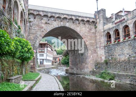 Römische Brücken in Potes, Spanien Stockfoto