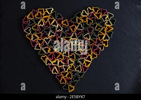 Herz aus Cuoricini italienische Pasta auf schwarzem Hintergrund für Zweck des Designs Stockfoto