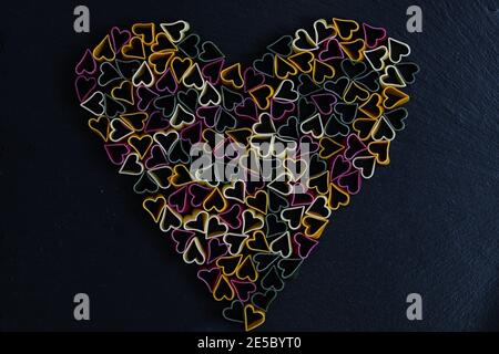 Herz aus Cuoricini italienische Pasta auf schwarzem Hintergrund für Zweck des Designs Stockfoto