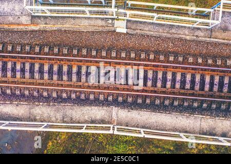 Blick auf die Eisenbahn auf der Brücke. Draufsicht Stockfoto