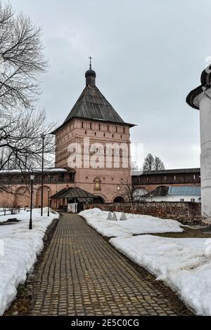 Die Mauern des Klosters in Susdal. Goldener Ring Russlands, früher Frühling. Stockfoto