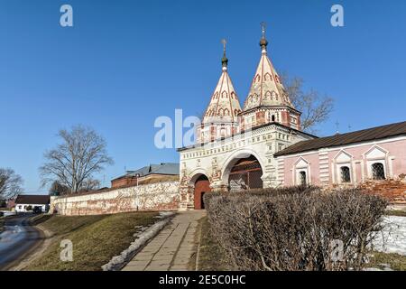 Die Mauern des Klosters in Susdal. Goldener Ring Russlands, früher Frühling. Stockfoto