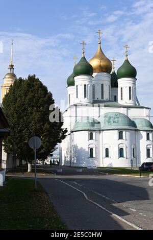 Tempel im historischen Teil der Stadt Kolomna. Orthodoxe Kirchen im Osten der Region Moskau im Herbst. Stockfoto