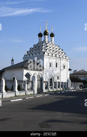 Tempel im historischen Teil der Stadt Kolomna. Orthodoxe Kirchen im Osten der Region Moskau im Herbst. Stockfoto