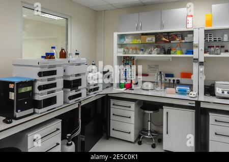 Arbeitsplatz des Labormitarbeiters. Ausrüstung für die biologische Forschung. Stockfoto