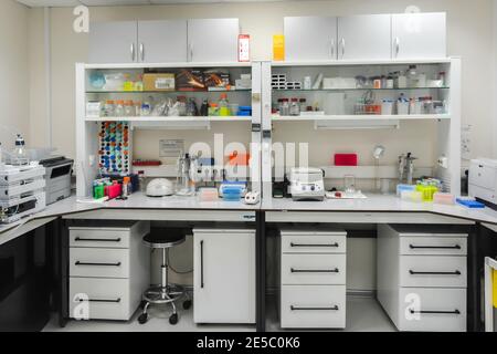 Arbeitsplatz des Labormitarbeiters. Ausrüstung für die biologische Forschung. Stockfoto