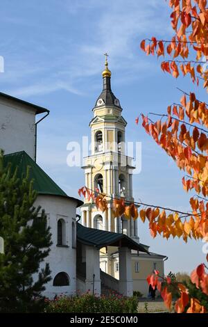 Tempel im historischen Teil der Stadt Kolomna. Orthodoxe Kirchen im Osten der Region Moskau im Herbst. Stockfoto