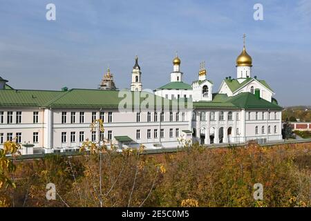 Tempel im historischen Teil der Stadt Kolomna. Orthodoxe Kirchen im Osten der Region Moskau im Herbst. Stockfoto