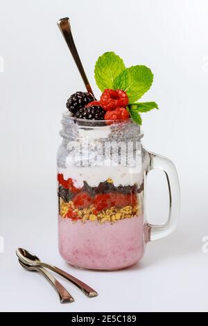 Gesundes Dessert mit Chiasamen, griechischem Joghurt und frischer Beere im Glas. Stockfoto