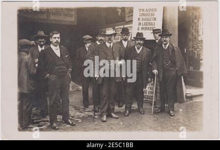 British Trades Union Congress: Mitglieder der TUC außerhalb des Kongressortes, ca. 1908-9 Stockfoto