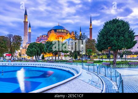 Hagia Sophia Kuppeln und Minarette in der Altstadt von Istanbul, Türkei, in der Dämmerung Stockfoto