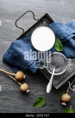 Gesunde Mohnmilch, milchfrei und kalziumreicher veganer Drink im Glas Stockfoto