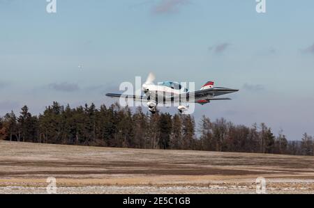 DLOUHA LHOTA, TSCHECHISCHE REPUBLIK - 27. JANUAR 2021. SportCruiser kleines Sportflugzeug hebt am Flughafen in Dlouha Lhota ab. Stockfoto