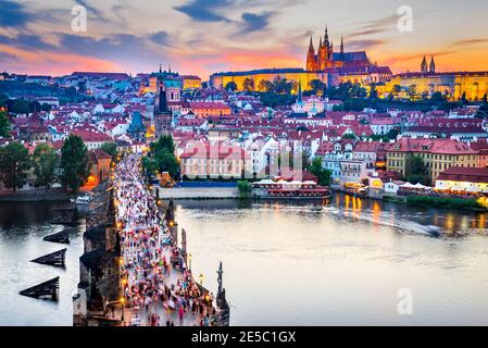 Prag, Tschechische Republik. Die Karlsbrücke und Hrad (Prager Burg) mit Vitus Kathedrale, Böhmen Sehenswürdigkeiten in Prag. Stockfoto