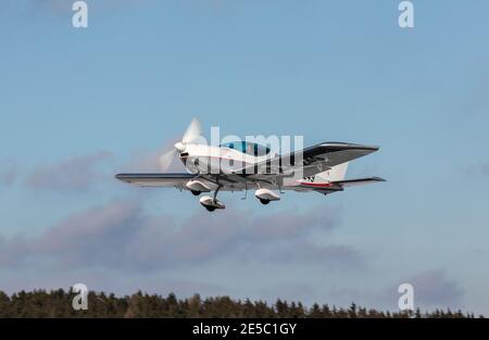 DLOUHA LHOTA, TSCHECHISCHE REPUBLIK - 27. JANUAR 2021. SportCruiser kleines Sportflugzeug hebt am Flughafen in Dlouha Lhota ab. Stockfoto