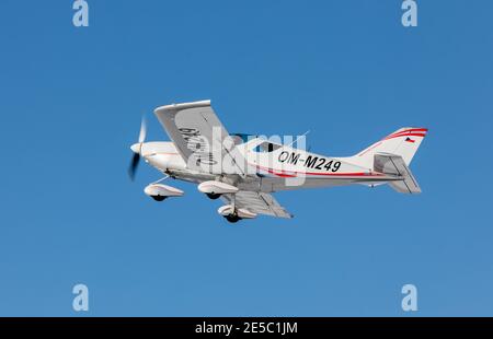 DLOUHA LHOTA, TSCHECHISCHE REPUBLIK - 27. JANUAR 2021. Kleines Sportflugzeug SportCruiser fliegen auf einem Hintergrund von blauem Himmel. Stockfoto