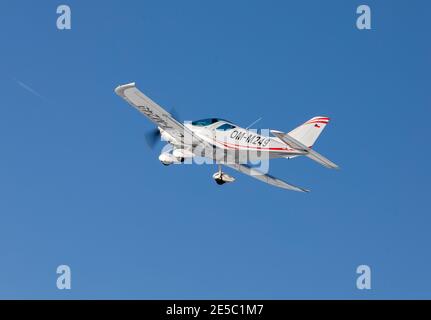 DLOUHA LHOTA, TSCHECHISCHE REPUBLIK - 27. JANUAR 2021. Kleines Sportflugzeug SportCruiser fliegen auf einem Hintergrund von blauem Himmel. Stockfoto