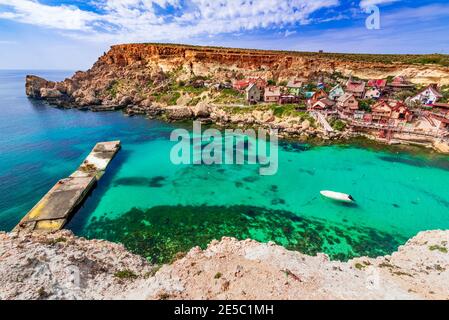 Malta, Il-Mellieha. Blick auf das Dorf Mellieha an einem sonnigen Tag, berühmte Reise Hintergrund. Stockfoto