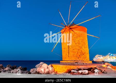 Rhodos, Griechenland. Atemberaubende nacht Bild von Mandraki Hafen Windmühlen in Dodekanes Inseln. Stockfoto