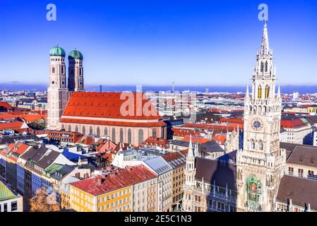 München, Deutschland. Luftaufnahme der antiken mittelalterlichen gotischen Architektur Rathaus Gebäude am Marienplatz in Bayern. Stockfoto