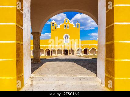 Izamal, Yucatan. Spanische koloniale Gelbe Stadt, Convento de San Antonio in Mexiko, Mittelamerika. Stockfoto