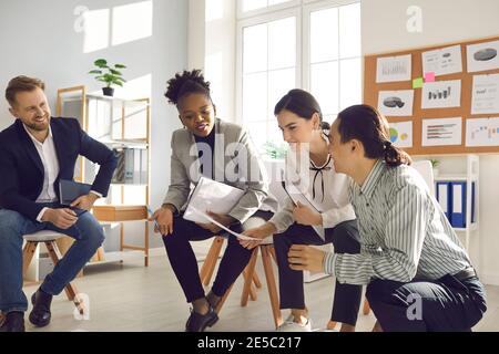 Team von Geschäftsleuten, die am Projekt arbeiten, Ideen diskutieren, Vorschläge machen Stockfoto