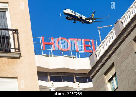Zusammengesetztes Bild mit Ryanair-Flugzeugen, die über das Hotel fliegen. Quarantäne Hotel, Reisen, Flugindustrie, Coronavirus.. Stockfoto