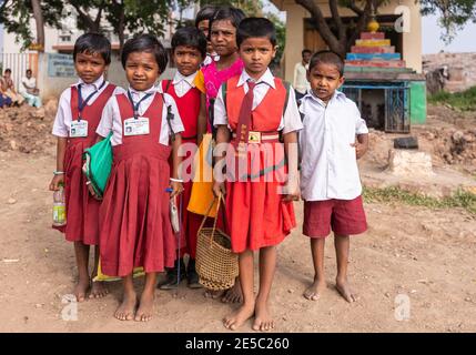 Nandakeshwar, Karnataka, Indien - 7. November 2013: Nahaufnahme von kleinen Grundschulmädchen in kastanienbraunen oder roten Uniformen und weißen Hemden. Ba Stockfoto
