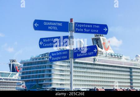 Zusammengesetztes Bild mit Quarantäne-Hotelschild vor TUI-Kreuzfahrtschiffen. Stockfoto