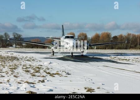 DLOUHA LHOTA, TSCHECHISCHE REPUBLIK - 27. JANUAR 2021. Beechcraft BE A90 King Air (OK-SIL) rollt auf einer verschneiten Landebahn am Flughafen in Príbram, Tschechien Stockfoto