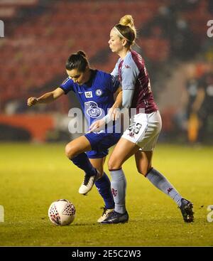 Nadine Hanssen von Aston Villa (rechts) und Guro Reiten von Chelsea kämpfen während des FA Women's Super League Spiels im Banks's Stadium, Walsall, um den Ball. Bilddatum: Mittwoch, 27. Januar 2021. Stockfoto