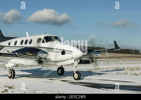 DLOUHA LHOTA, TSCHECHISCHE REPUBLIK - 27. JANUAR 2021. Beechcraft BE A90 King Air (OK-SIL) rollt auf einer verschneiten Landebahn am Flughafen in Príbram, Tschechien Stockfoto