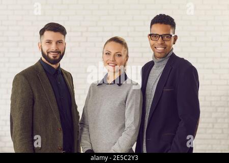 Porträt von glücklich lächelnden jungen Mitbegründern des erfolgreichen Start-ups Unternehmen Stockfoto