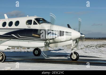 DLOUHA LHOTA, TSCHECHISCHE REPUBLIK - 27. JANUAR 2021. Beechcraft BE A90 King Air (OK-SIL) rollt auf einer verschneiten Landebahn am Flughafen in Príbram, Tschechien Stockfoto