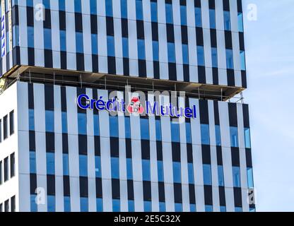Französische Genossenschaftsbank Credit Mutuel, Logo am neuen Hauptsitz im Geschäftsviertel Wacken im Zentrum von Straßburg Stockfoto