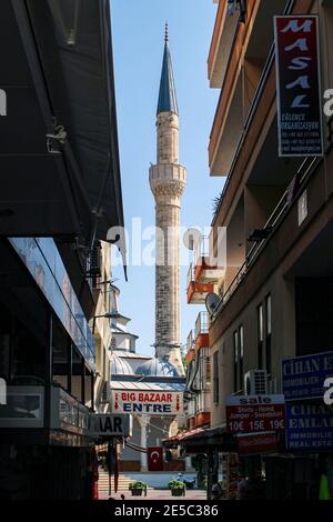 Türkisches Minarett am Ende der Basarallee in Alanya, Türkei Stockfoto